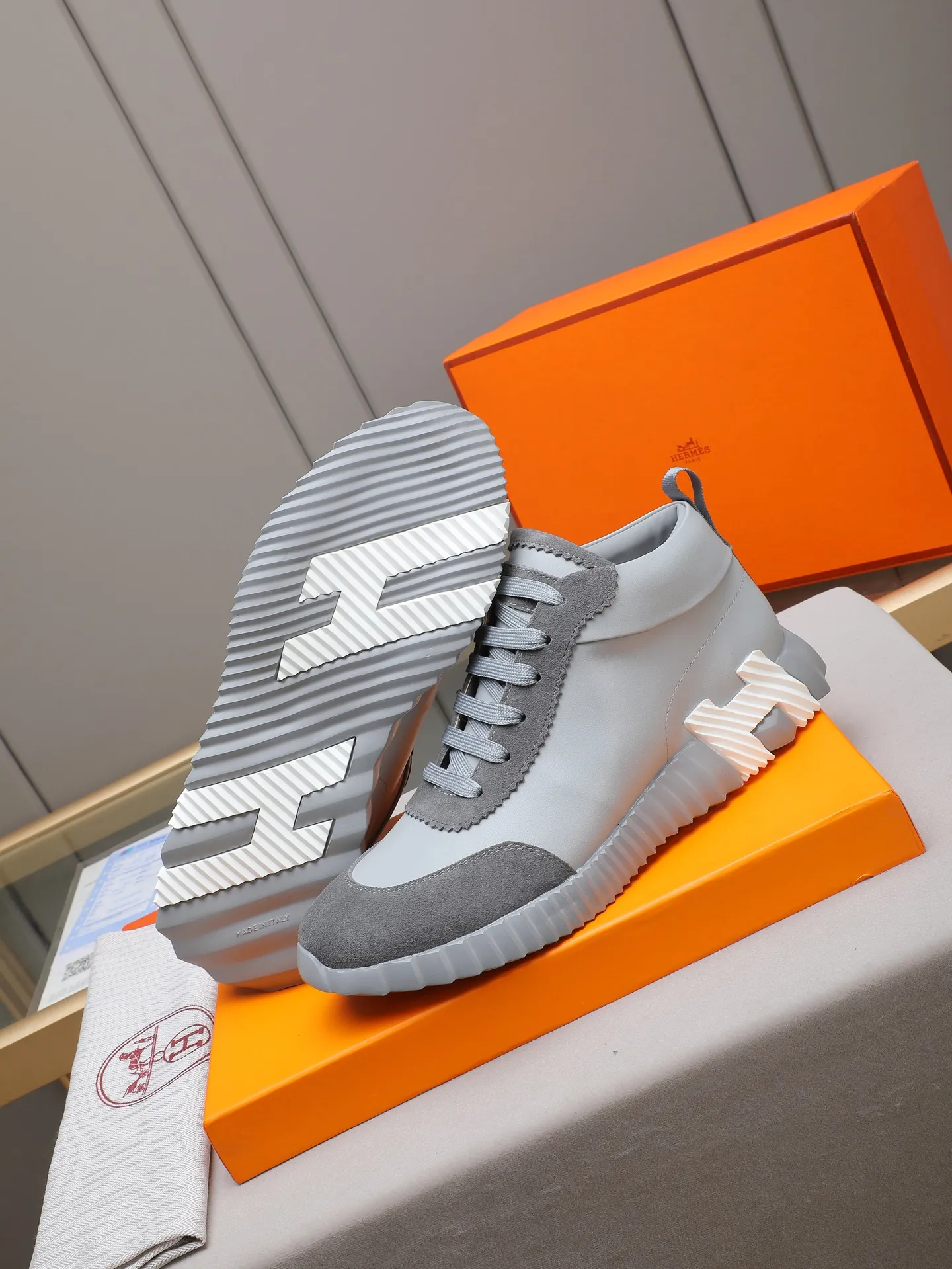 PPP460 (Hermes high-top men's shoes)🆕Men's sports shoes, decorated with textured calfskin details. Spliced ​​with original cowhide, this shoe draws inspiration from the equestrian world, integrating technical details and practical functions. Breathable sheep lining, original combination outsole, high-end quality, and every detail is perfectly combined! Size: 38-44 (45 can be customized)